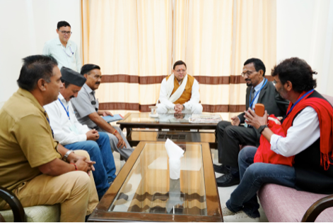 मुख्यमंत्री श्री पुष्कर सिंह धामी से गैरसैंण (भराड़ीसैंण) स्थित मुख्यमंत्री आवास में जनपद चमोली के विभिन्न पत्रकार संगठनों के प्रतिनिधियों, वरिष्ठ पत्रकारों के शिष्टमंडल ने शिष्टाचार भेंट की।